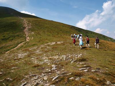 Группа туристов поднимается на гору Говерла